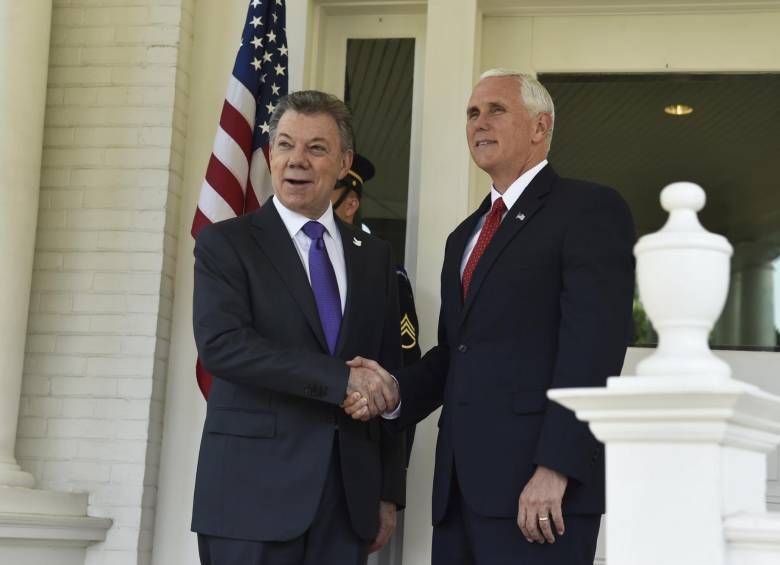 Juan Manuel Santos y Mike Pence se reunieron durante la Cumbre de las Américas. FOTO: Colprensa Archivo