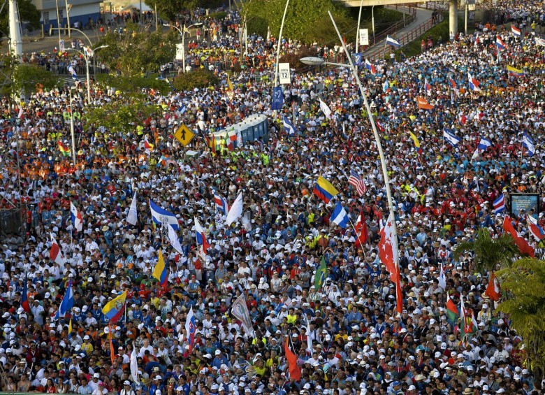 Peregrinos de todo el mundo se agolpan en el centro histórico de la ciudad de Panamá en la víspera de la llegada del Papa Francisco para las Jornadas Mundiales de la Juventud. Foto: AFP