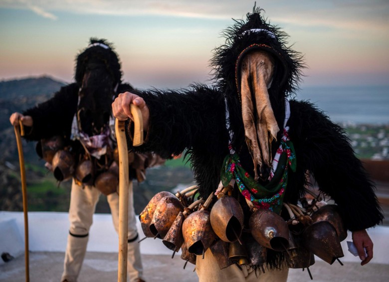 Los hombres vestidos con trajes de “Anciano” participan en el Carnaval de Skyrian, en la isla de Skyros, al noreste de Atenas. Foto: Angelos Tzortzinis / AFP 