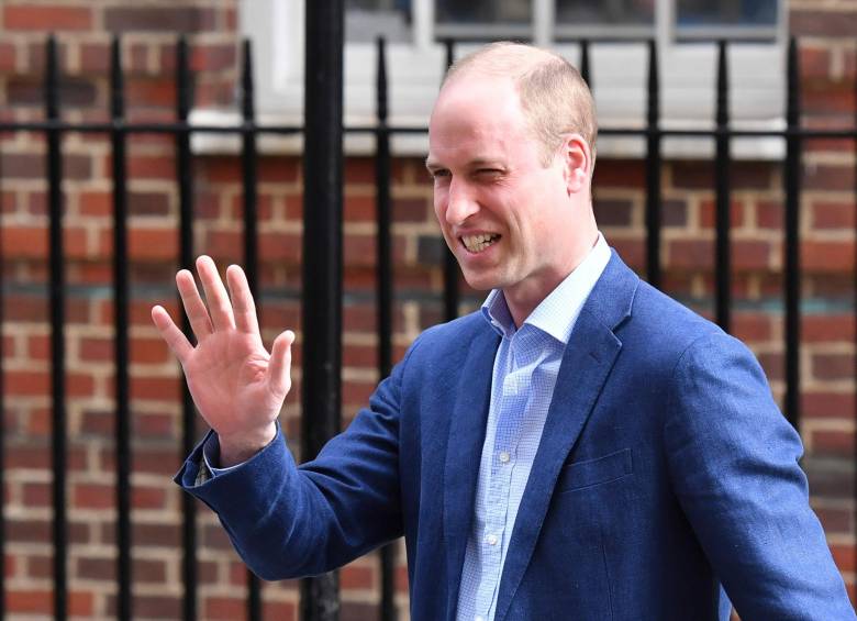 El príncipe Guillermo saliendo del hospital en Londres, después de que su esposa tuviera su tercer bebé. Foto: AFP.