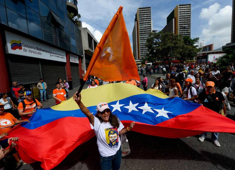 Activistas de la oposición venezolana manifiestan frente a la corte en Caracas. FOTO AFP