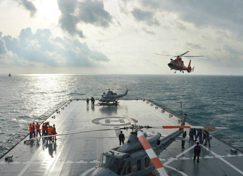 Barcos con sonar ubicaron lo que podría ser la parte central del avión, en el Mar de Java. FOTO afp