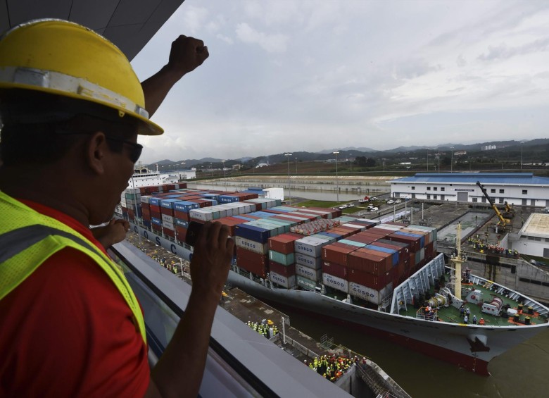 Trabajadores de las obras de ampliación del Canal del Panamá celebran pruebas de paso de buque por esclusas. FOTO AFP