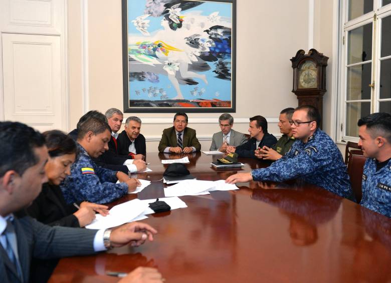 El ministro de la Presidencia, Néstor Humberto Martínez, anunció la firma de un acuerdo entre el Gobierno y los sindicatos del Inpec. FOTO CORTESÍA