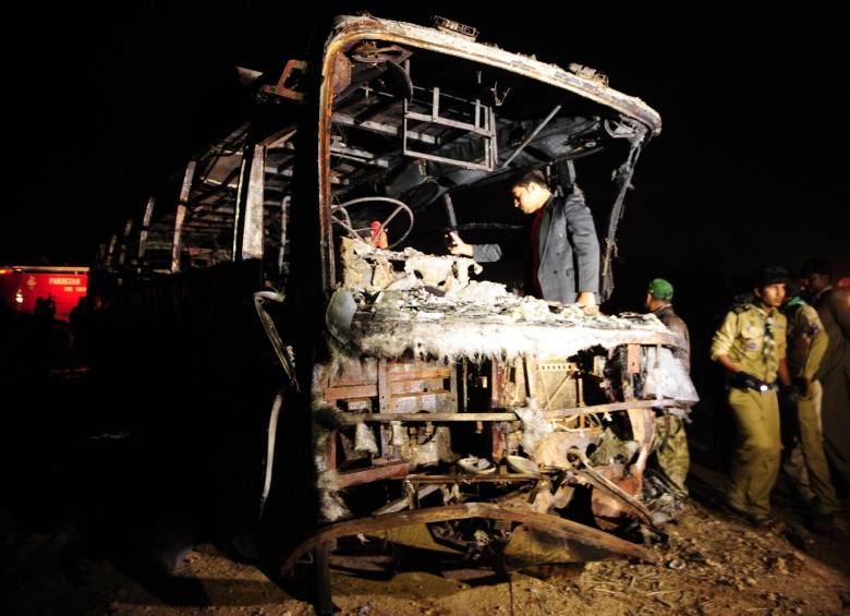 Por lo menos 62 personas murieron este domingo calcinadas y once resultaron heridas graves en incendio de bus. FOTO AFP