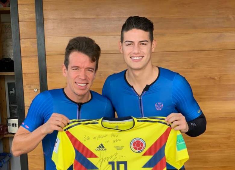 James Rodríguez y Rigoberto Urán estuvieron montando en bicicleta y el volante del Bayern le regaló camiseta de Selección Colombia a Rigo. FOTO instragram de Rigo 