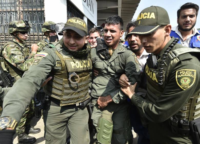 Los militares que se han retirado son recibidos entre aplausos. FOTO AFP
