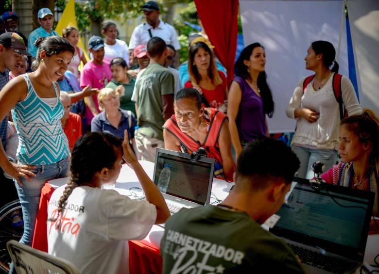 El polémico Carnet de la Patria que promete casa y comida en Venezuela