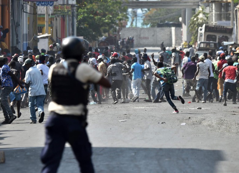 No frenan las protestas y enfrentamientos en Haití. FOTO AFP
