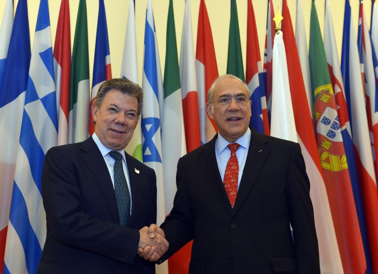 Presidente Juan Manuel Santos y el Secretario General de la Ocde, Ángel Gurría, durante la visita oficial del mandatario colombiano a París (Francia), en diciembre de 2015. FOTO SIG