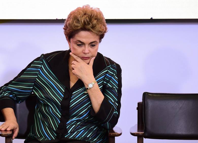 La crisis que se cierne sobre la presidenta de Brasil, Dilma Rousseff, se agravó este con una decisión de la Fiscalía que pide investigar al expresidente Luiz Inácio Lula da Silva. FOTO AFP