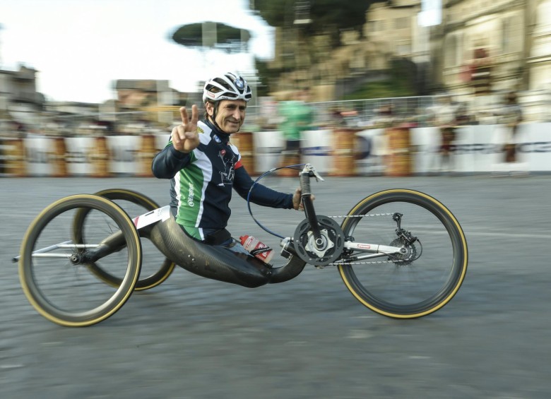 La foto es de abril de 2016, durante el Maratón de Roma, al que acudió Alessandro Zanardi. Ayer sufrió un nuevo accidente y su estado de salud es crítico. FOTO archivo AFP