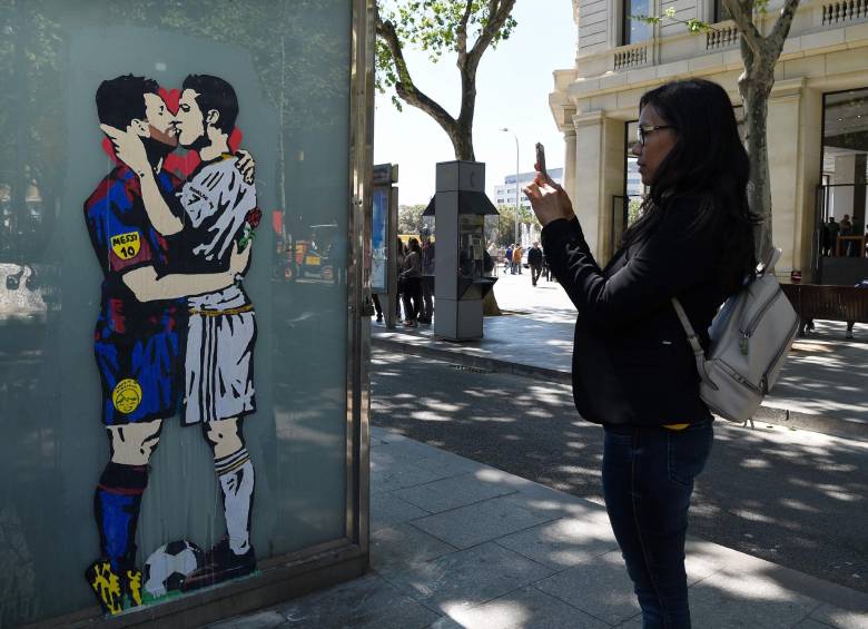El grafiti de Messi y Ronaldo besándose