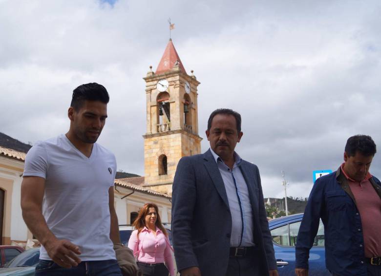 Esta es una de las fotografías publicadas en las redes sociales de la Alcaldía de este municipio, donde se le ve acompañado a Radamel García del alcalde de este municipio, José Joaquín Cubides Ariza. FOTO CORTESÍA