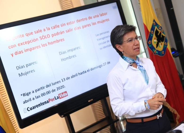 Claudia López anunciando las medidas de pico y placa por género. FOTO Cortesía Alcaldía de Bogotá