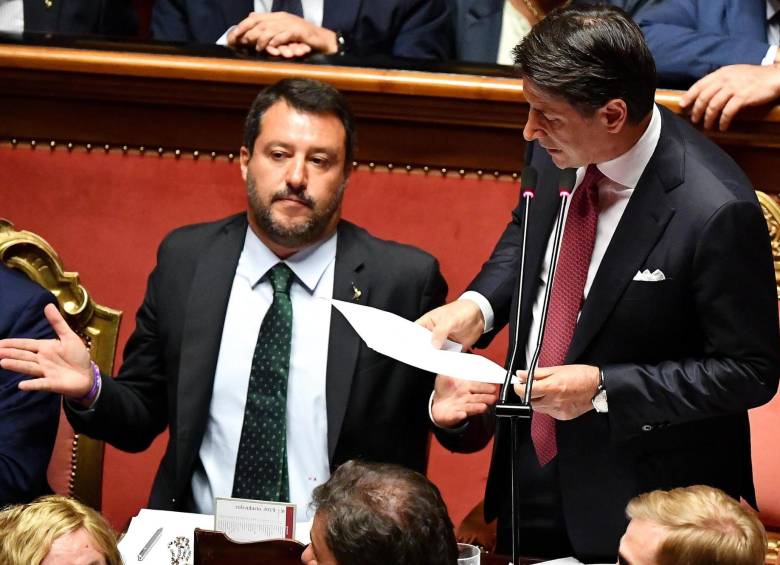 El ministro del interior Matteo Salvini (i) reacciona disgustado a las críticas del saliente primer ministro, Giusseppe Conte este martes en el Congreso, durante la dimisión de Conte. FOTO efe