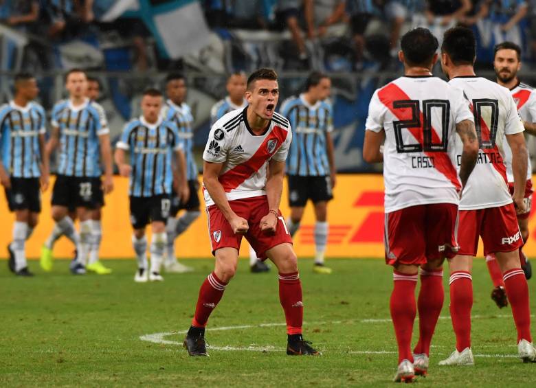 Rafael Santos Borré anotó el primer gol de River y le devolvió la ilusión al club argentino. FOTO AFP