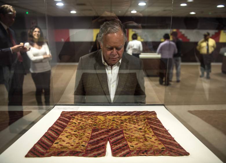 En Perú, personas admiran los textiles peruanos que tenía en su poder un museo sueco. Es el primero de cuatro lotes de material prehispánico que devuelven los europeos. Foto Efe