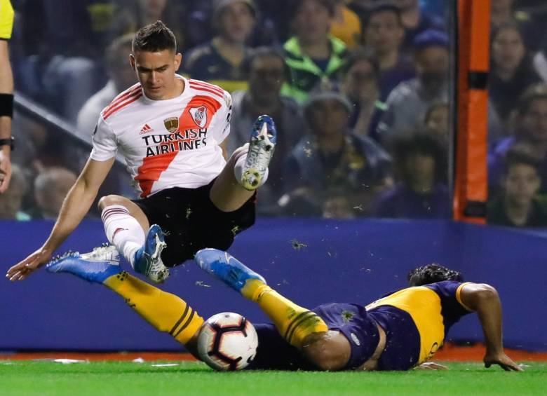 Santos Borré fue la cuota colombiana anoche en el superclásico argentino entre River Plate y Boca Juniors. FOTO efe
