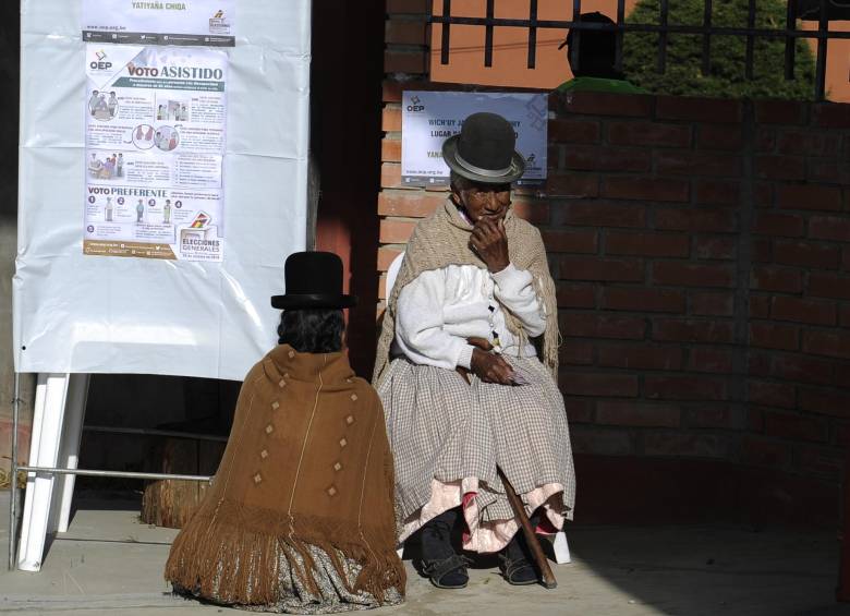 Bolivianos votan en una jornada electoral en la que decidirán si prolongan hasta 2025 el mandato de Evo Morales. FOTO AFP