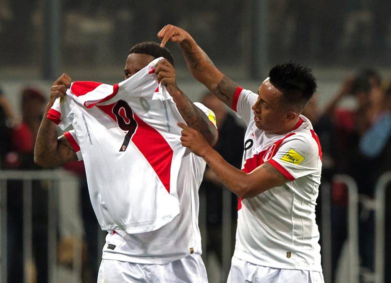 Los jugadores de la Selección peruana le dedicaron los goles y la clasificación a Guerrero. FOTO AFP