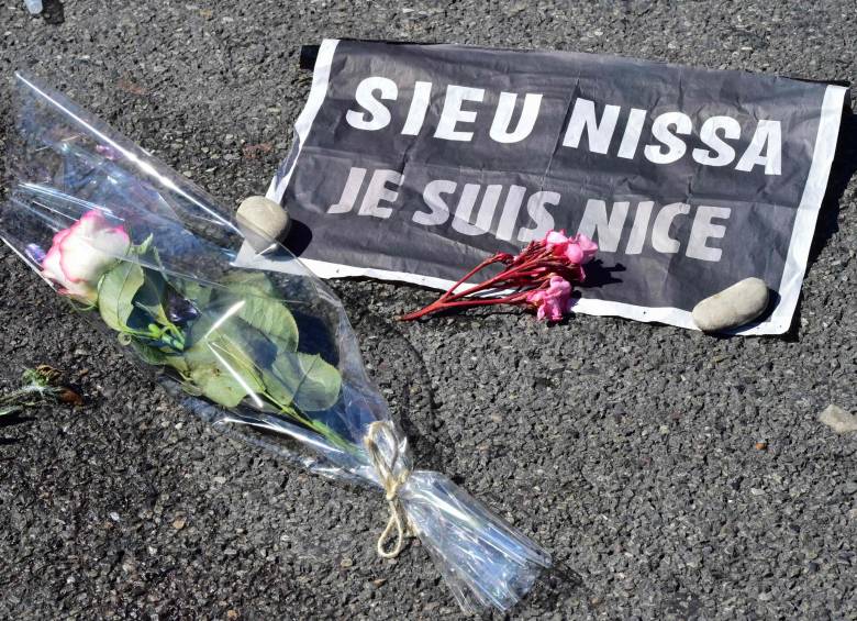 Mensajes de apoyo a las víctimas del atentado en Niza, Francia. FOTO AFP