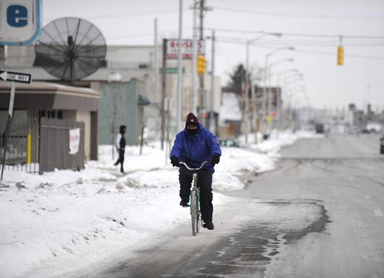 La nueva tormenta invernal puede dejar nieve, granizo y hielo en una docena de estados del este y el sur del país. FOTO AP.