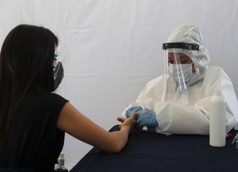 Trabajadores de la salud realizan pruebas para detectar covid-19 en Caracas (Venezuela). FOTO EFE