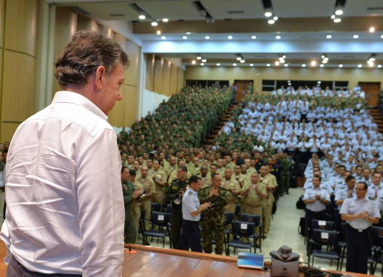 El presidente Juan Manuel Santos a su llegada a la Escuela Militar de Aviación ‘Marco Fidel Suárez’, este lunes en Cali, para dar su saludo a las tropas. FOTO CORTESÍA