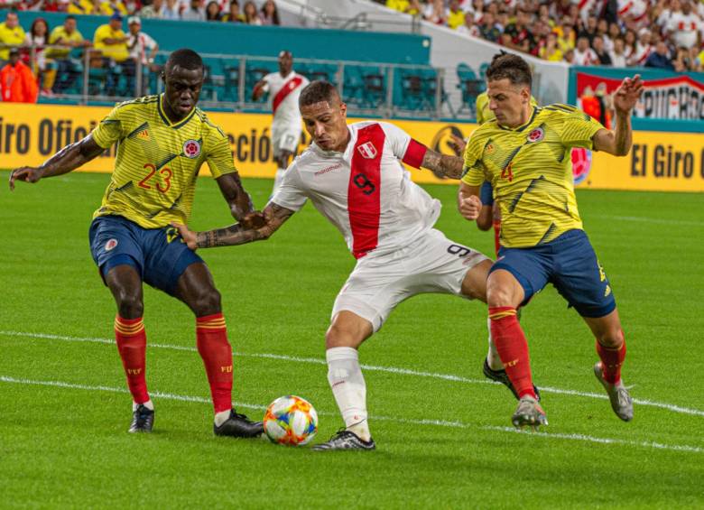 Dávinson Sánchez y Santiago Arias intentan detener al atacante Paolo Guerrero. La acción corresponde al duelo que Colombia le ganó 1-0 a Perú en Miami, el pasado viernes. FOTO EFE 
