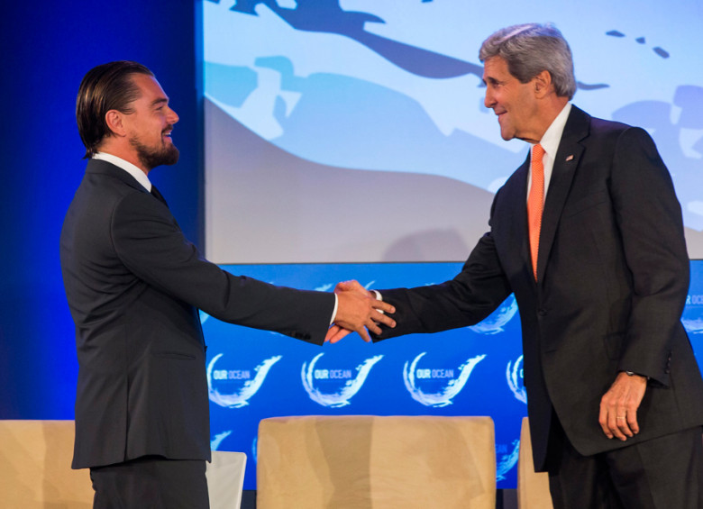 El actor Leonardo DiCaprio y el político norteamericano John Kerry compartiendo escenario en la conferencia Nuestro Océano en 2014. FOTO EFE