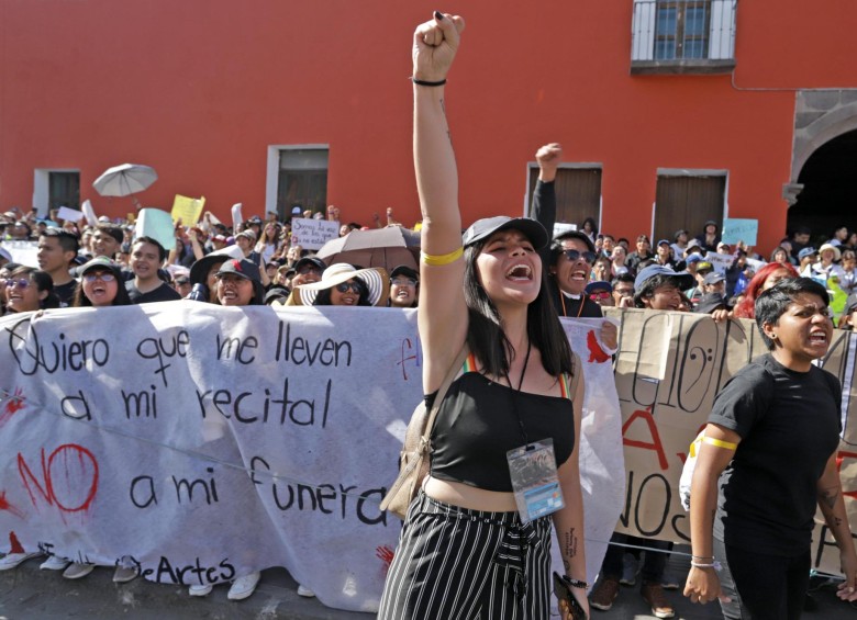 Los estudiantes que protestaron en el estado de Puebla, México, gritaban consignas contra la inseguridad. FOTO EFE