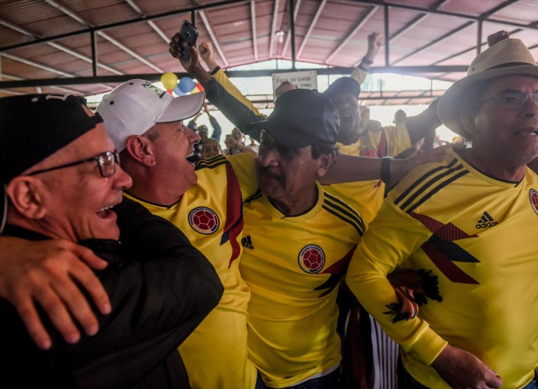 Ernesto Báez, exjefe paramilitar, presenció el juego de Colombia en Dabeiba, junto a exlíderes guerrilleros, como Isaías Trujillo, Pastor Álape y víctimas del conflicto armado. FOTOs Santiago mesa y afp