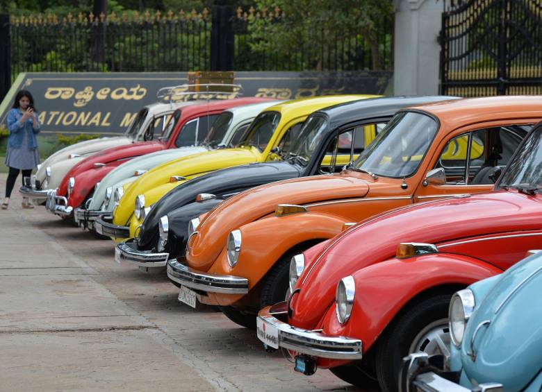 Una fila del clásico modelo durante el aniversario 23 del Día Mundial del Escarabajo en Bangalore, India. Foto: Agencia AFP