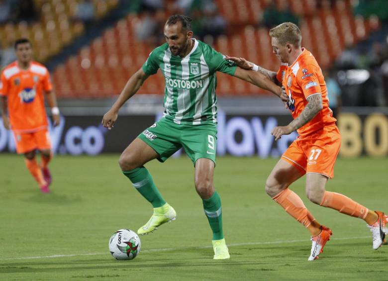 Hernán Barcos tuvo oportunidades de anotar pero falló ante el portero Santiago Londoño. FOTO MANUEL SALDARRIAGA
