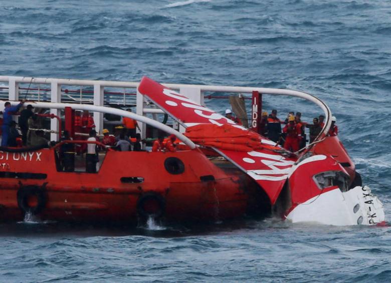 Buques exploradores han descubierto al menos nueve objetos grandes, entre ellos el fuselaje del avión, en el mar de Java. FOTO AFP
