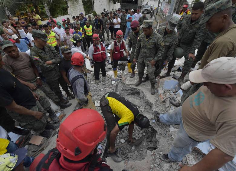 Ecuador busca sobrevivientes entre los escombros