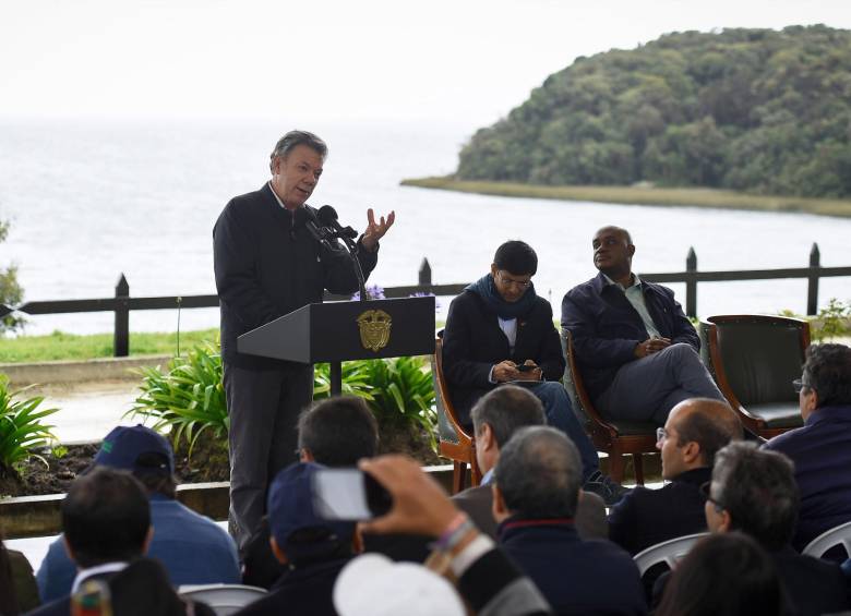 El presidente Santos en compañía del gobernador, Camilo Romero, y el ministro de Ambiente, Luis Gilberto Murillo, durante la presentación de la política el 7 de julio. FOTO cortesía presidencia