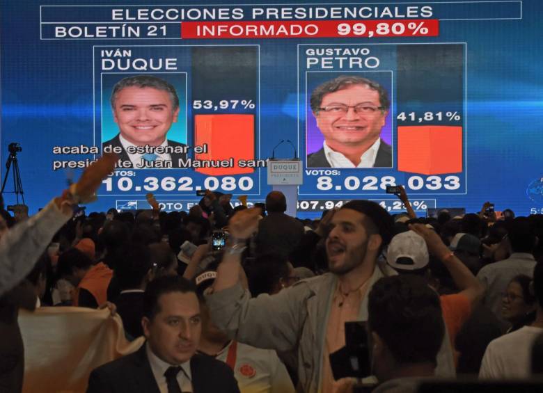 Resultados electorales proyectados en la pantalla principal de la sede de celebración de la campaña. 