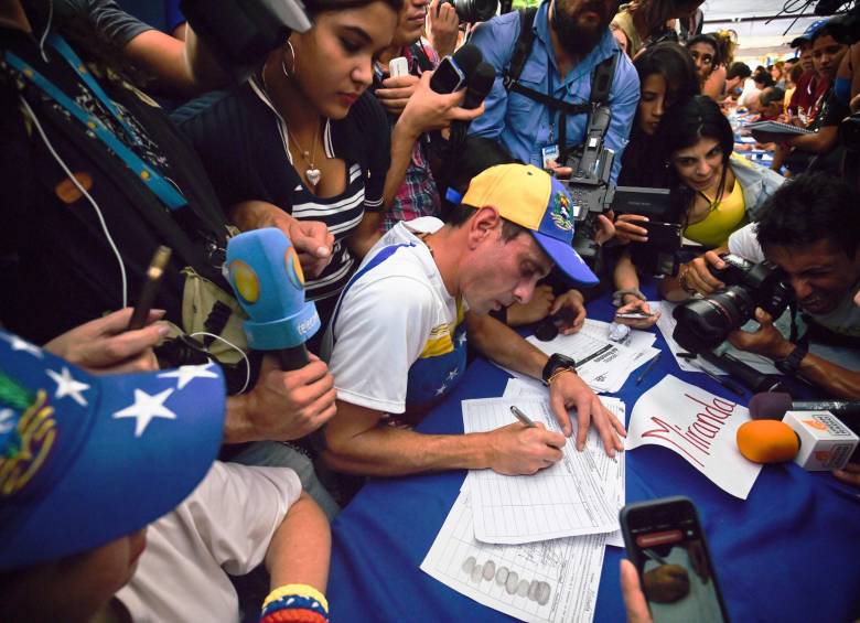 Henrique Capriles ha sido uno de los líderes de la oposición que más ha impulsado el proceso democrático que pretende revocar el mandato de Nicolás Maduro mediante referendo. FOTO AFP