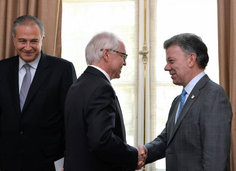 El presidente de la República, Juan Manuel Santos, recibió este jueves a Bernard Aronson enviado especial del Gobierno de Estados Unidos. FOTO CORTESÍA