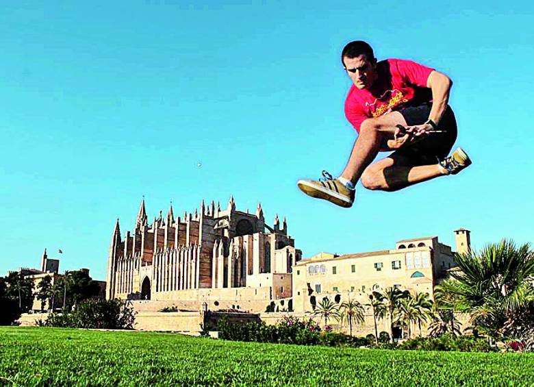 A través de la Fundación Óscar Cuartas, Alejandro quiere impulsar el deporte en el país con charlas en instituciones educatiavas. En la foto, en una iglesia de Mayorca. FOTO Cortesía Alejandro Palacio