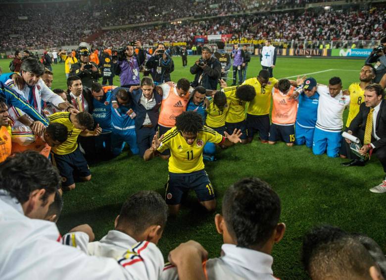 Juan Guillermo Cuadrado encabezó el agradecimiento al Altísimo tras la clasificación de la Selección. FOTO AFP 