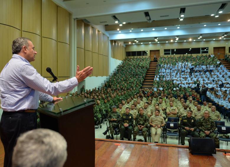 El delegado plenipotenciario del Gobierno Nacional para el Proceso de Paz, general (r) Óscar Naranjo, se dirige a las tropas, este lunes en la Escuela Militar de Aviación ‘Marco Fidel Suárez’ de Cali. FOTO CORTESÍA