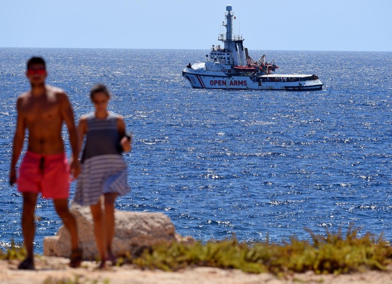 El barco de la ONG rescatista de migrantes Open Arms está a 800 metros de la playa de la isla de Lampedusa, Italia. FOTO: REUTERS