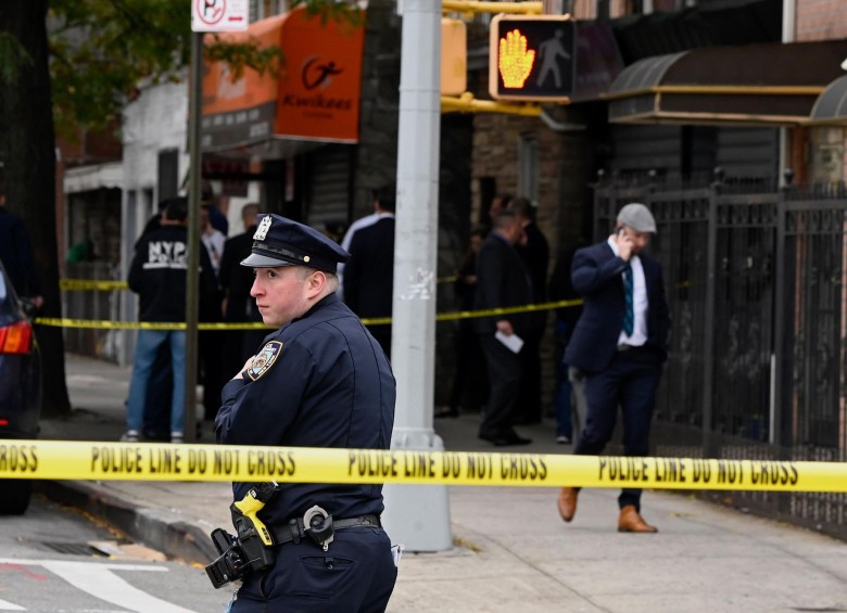 Policía de Nueva York acordona el área del tiroteo. FOTO AFP