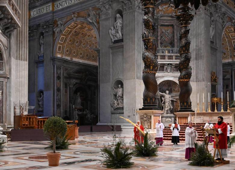A puerta cerrada y ante un reducido grupo de cerca de 30 servidores de la Basílica de san Pedro, el Papa Francisco ofició la misa del Domingo de Ramos, que da inicio a la Semana Santa. FOTO EFE