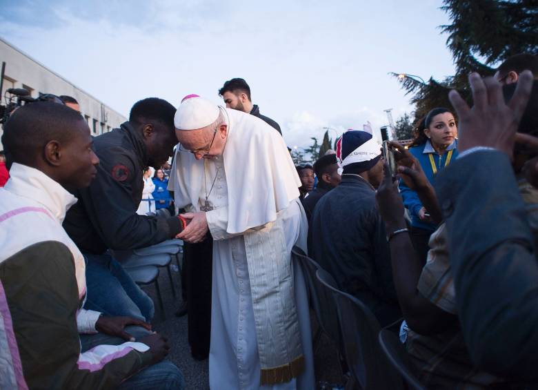 El Papa realizó el lavatorio de los pies en un centro de refugiados en Italia. FOTO Reuters
