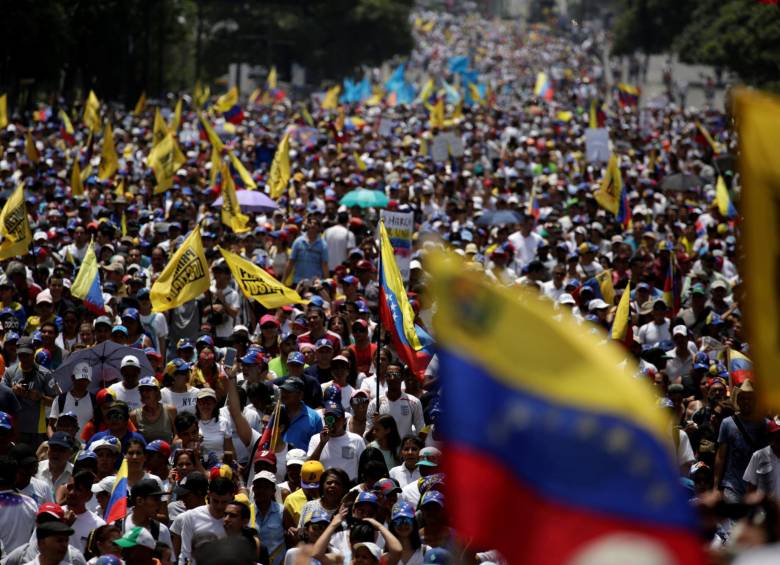 Dos muertos y gaseada, saldo de marchas opositoras en Venezuela