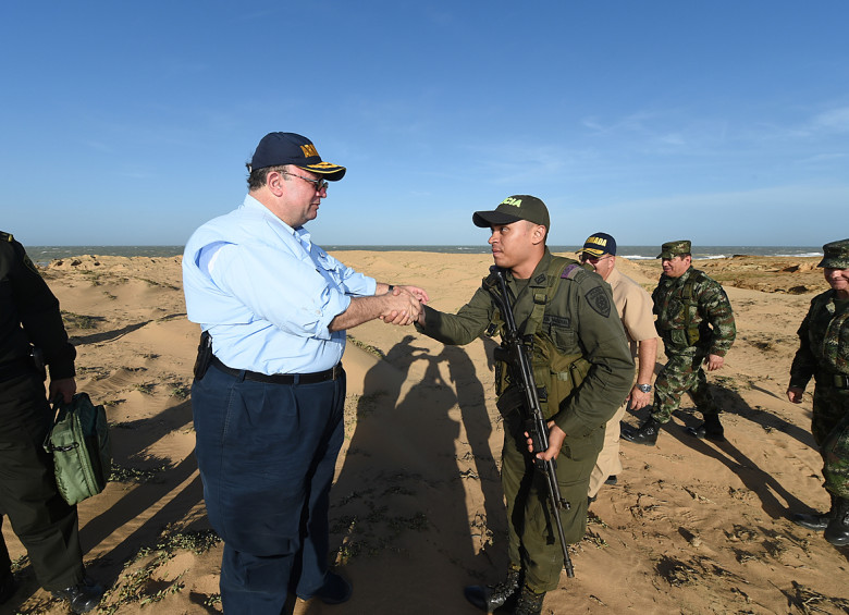 El ministro de Defensa, Luis Carlos Villegas, visitó a la tropa desplegada en el departamento de La Guajira, en la frontera norte con Venezuela. FOTO COLPRENSA